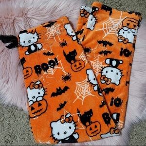 ISO✨ HELLO KITTY HALLOWEEN 🎃 SOS PLEASE HELP 😭😭